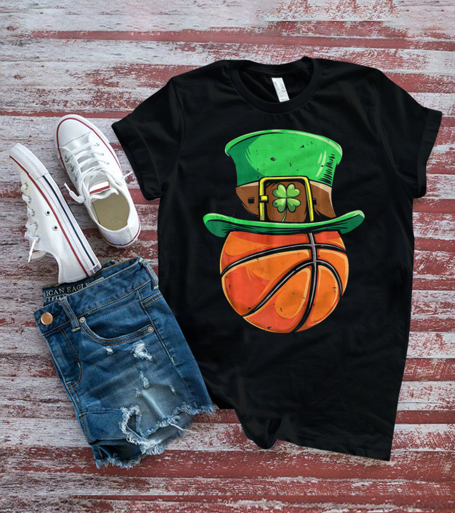 Basketball Hat Clover球 Irish Charm T-Shirt
