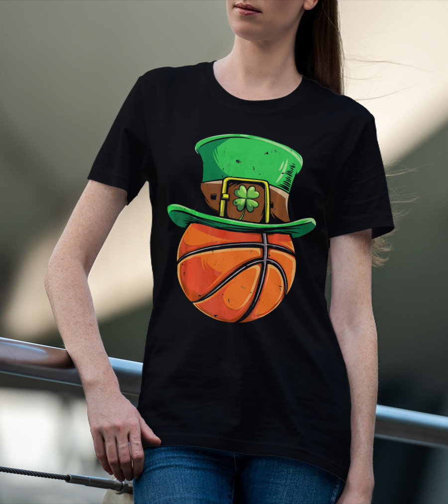Basketball Hat Clover球 Irish Charm T-Shirt