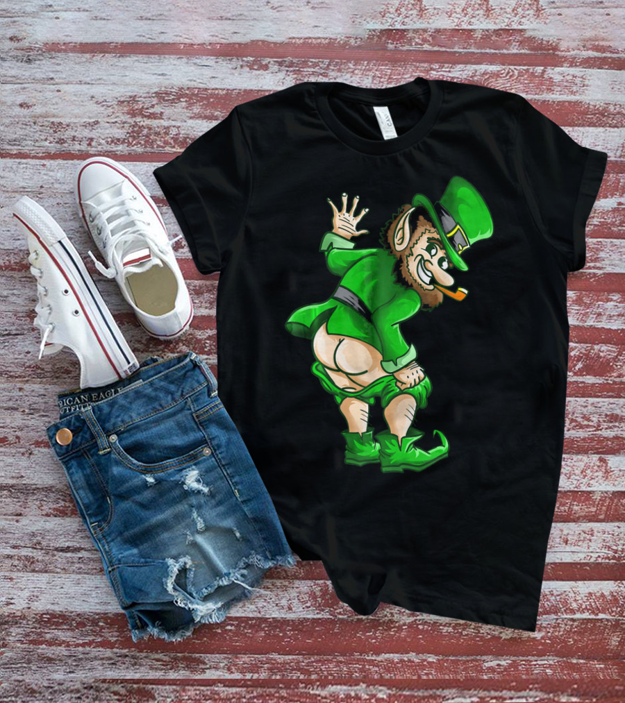 Mooning Leprechaun Mischievous Green Outfit Smoking Pipe T-Shirt