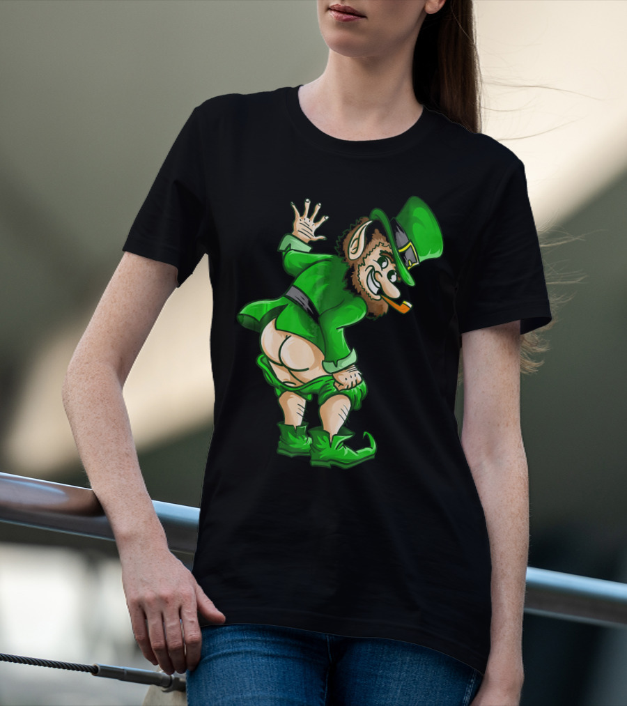 Mooning Leprechaun Mischievous Green Outfit Smoking Pipe T-Shirt