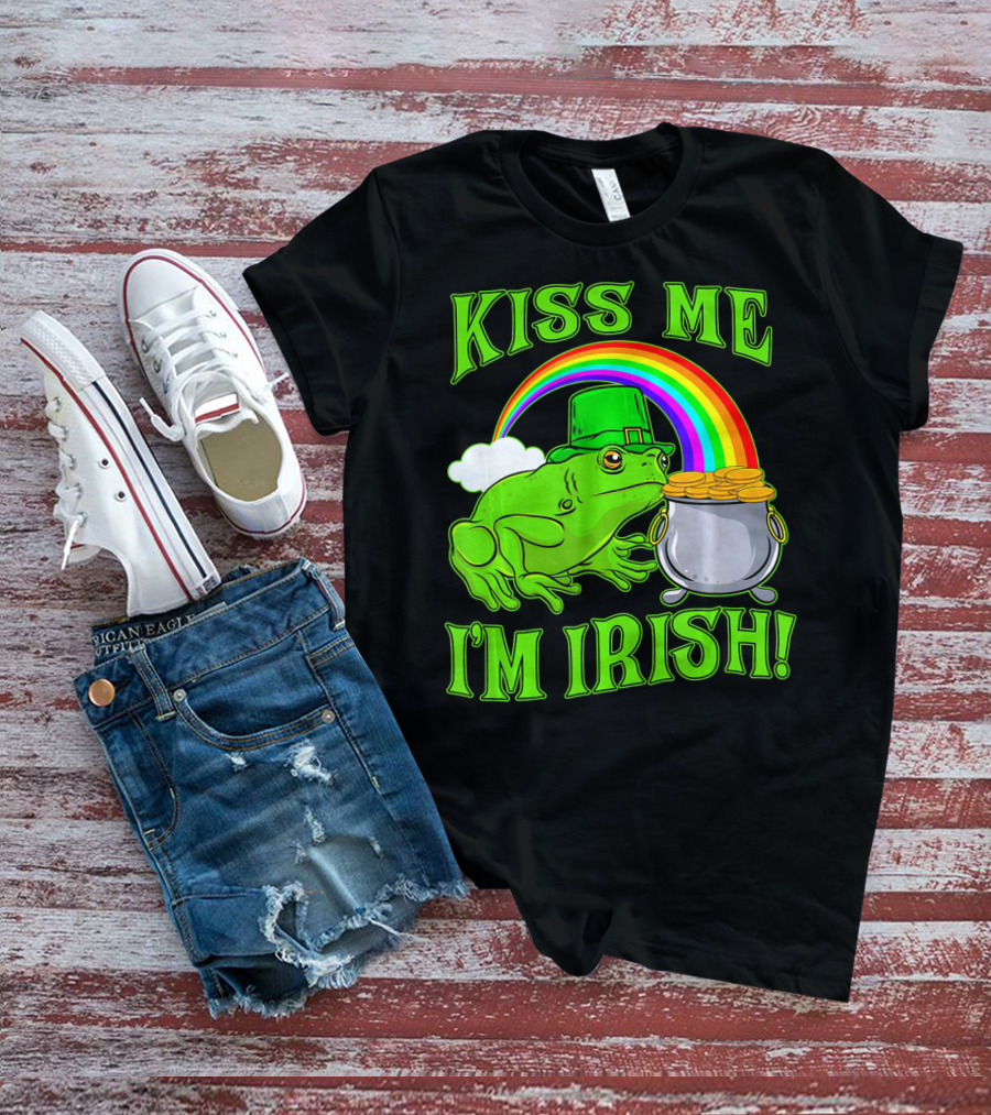 KISS ME I'M IRISH Frog With Rainbow And Pot Of Gold St Patricks Day T-Shirt