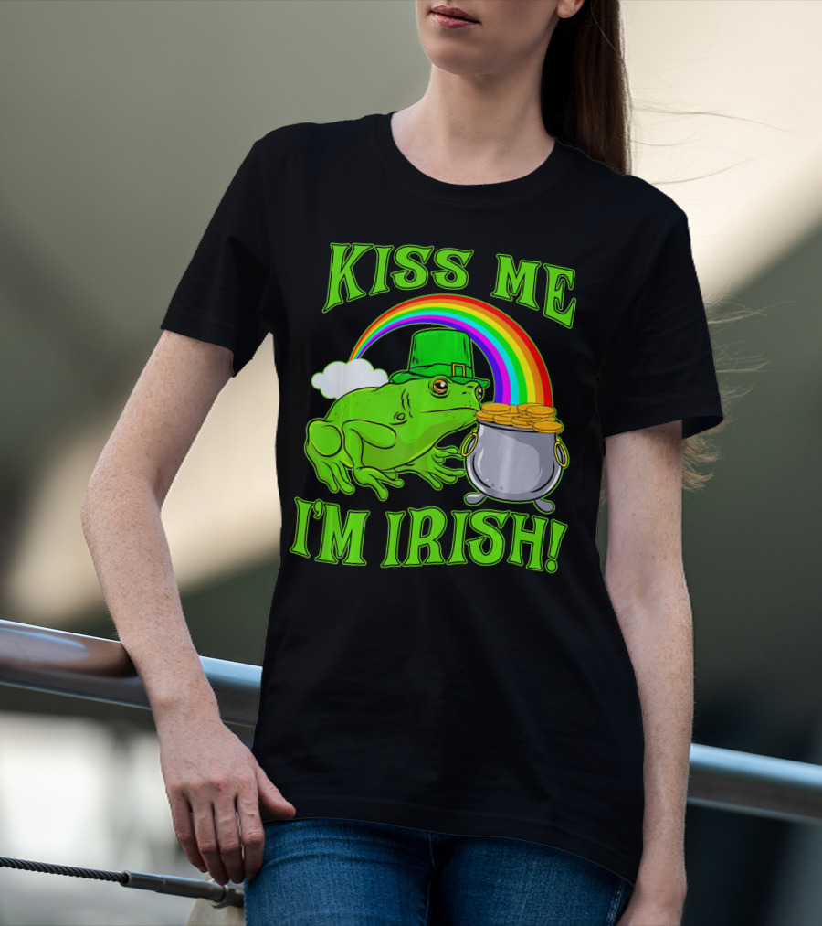 KISS ME I'M IRISH Frog With Rainbow And Pot Of Gold St Patricks Day T-Shirt