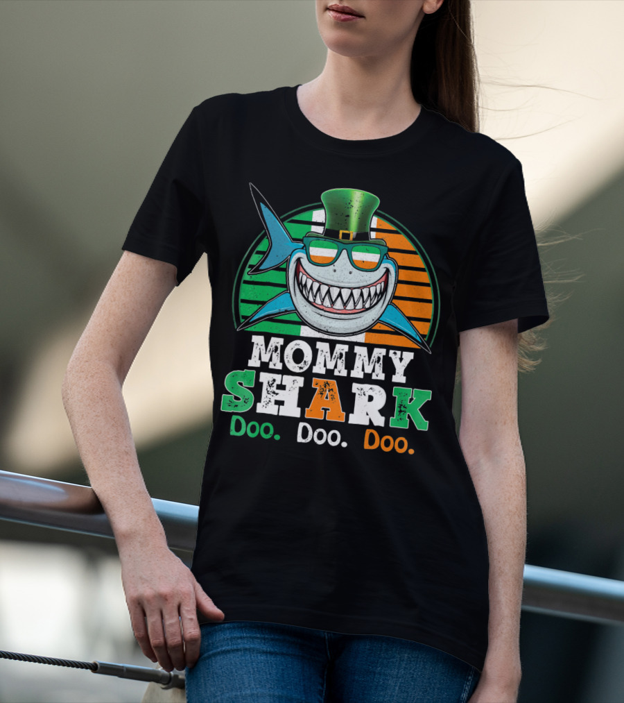 Mommy Shark Doo Doo Doo Funny St. Patrick's Day With Irish Colors And Leprechaun Hat T-Shirt