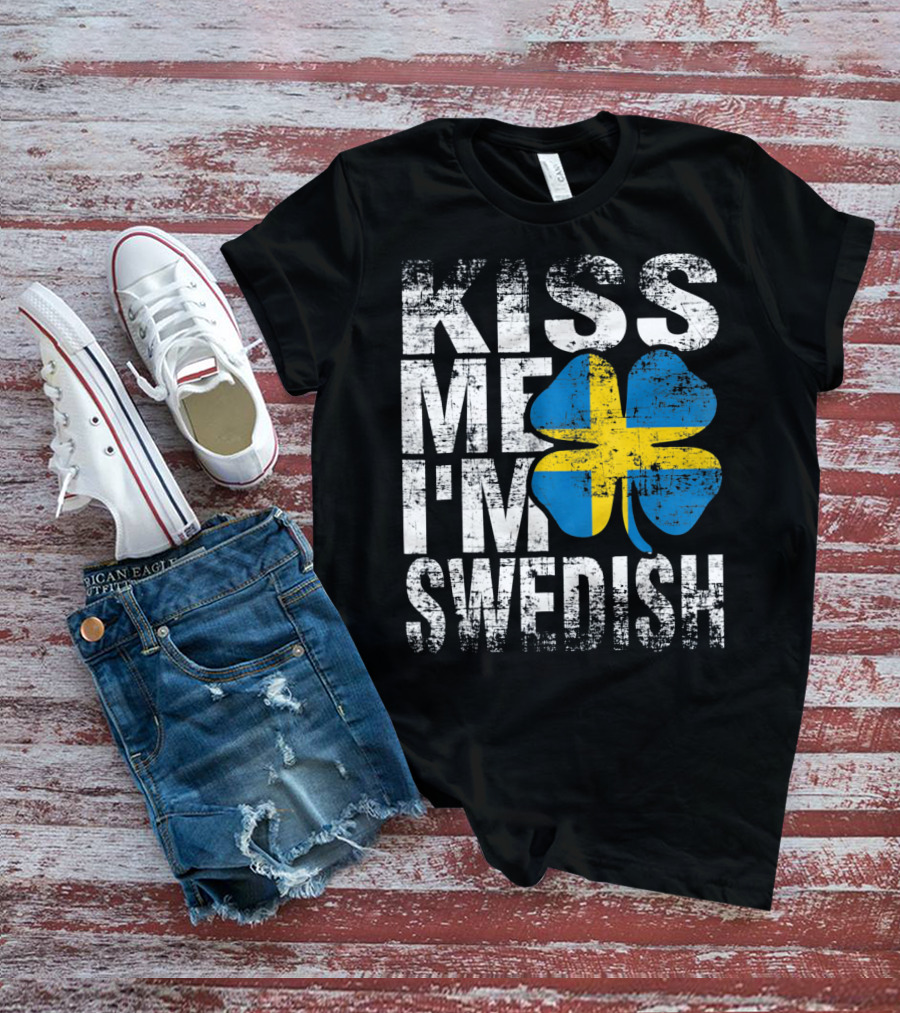 Kiss Me I'm Swedish St Patricks Day Shamrock Swedish Flag Motif T-Shirt