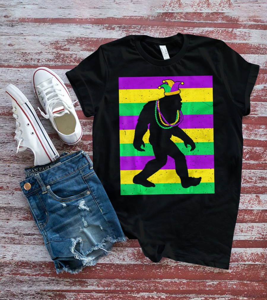 Bigfoot Sasquatch In Mardi Gras Jester Hat And Beads T-Shirt