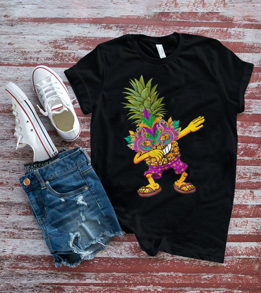 Funny Pineapple Wearing Mardi Gras Mask Dabbing Pose T-Shirt