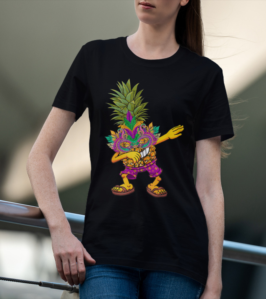 Funny Pineapple Wearing Mardi Gras Mask Dabbing Pose T-Shirt