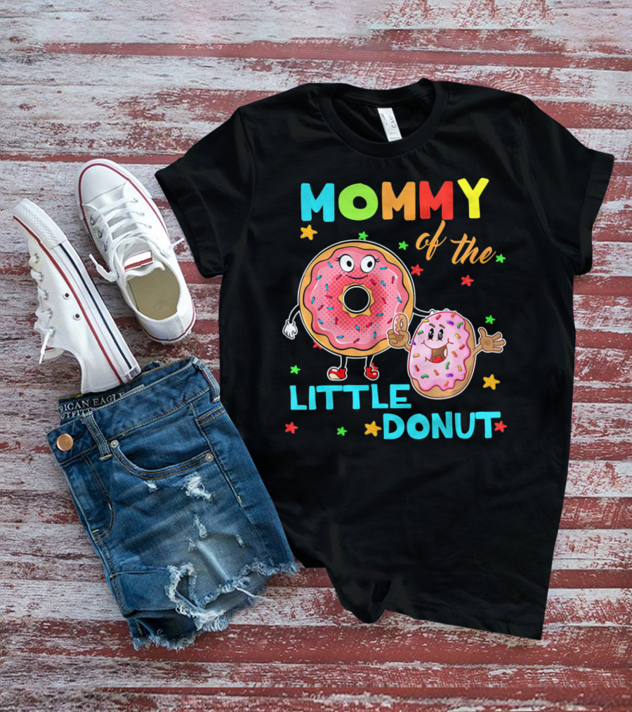 MOMMY OF THE LITTLE DONUT WITH CUTE COLORFUL CARTOON DONUTS AND STARS T-Shirt