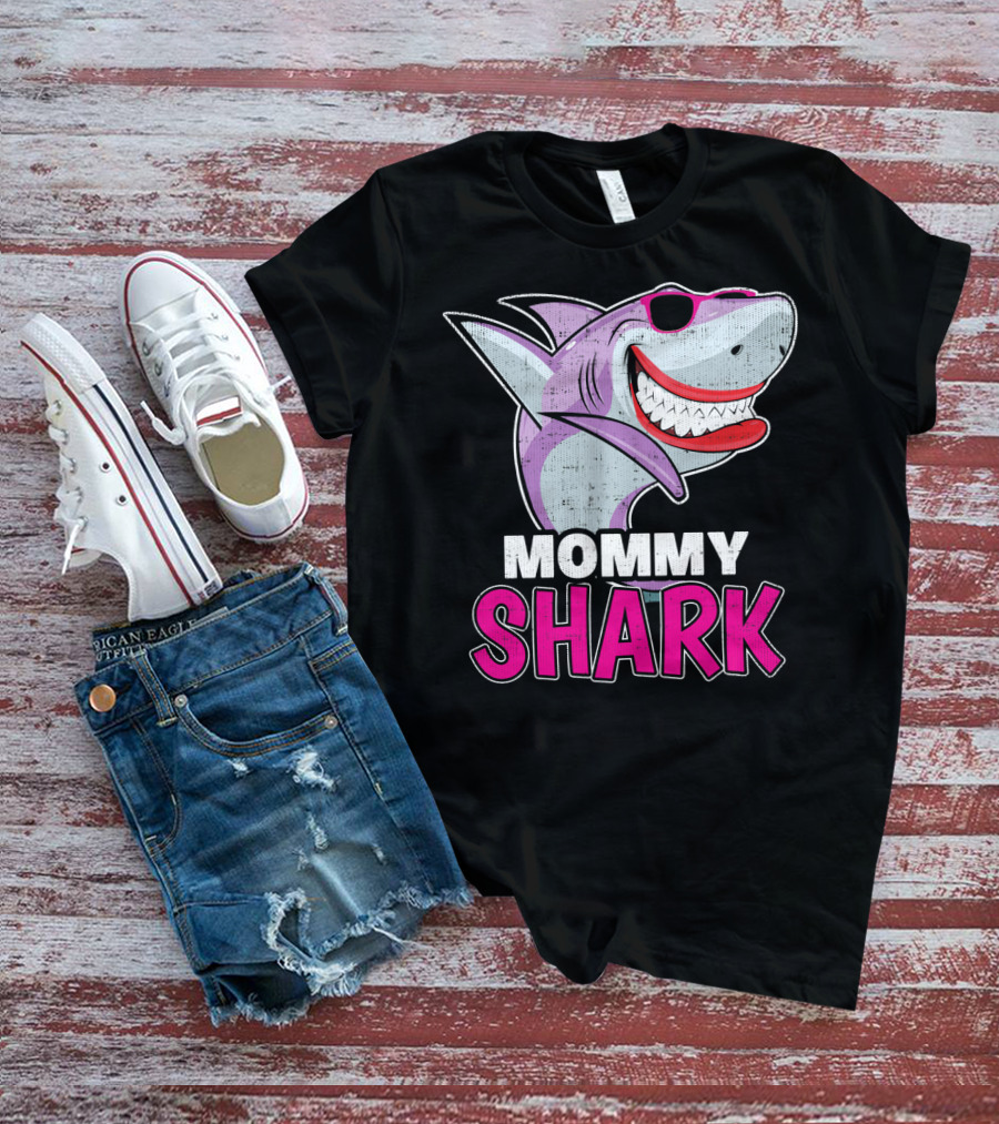 Mommy Shark Dabbing Stylish Sunglasses Fun T-Shirt