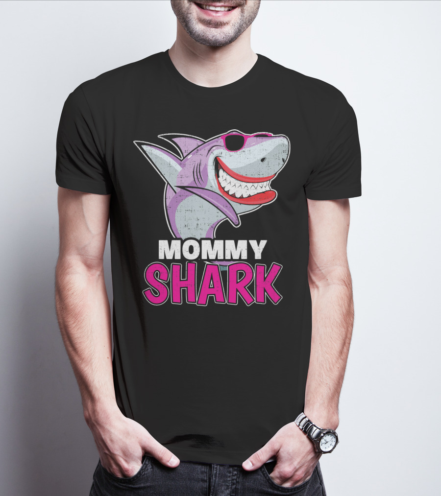 Mommy Shark Dabbing Stylish Sunglasses Fun T-Shirt