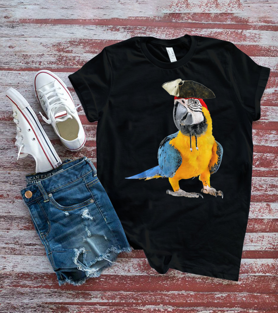Parrot Of The Caribbean Bird Pirate Hall Macaw With Tricorn Hat T-Shirt