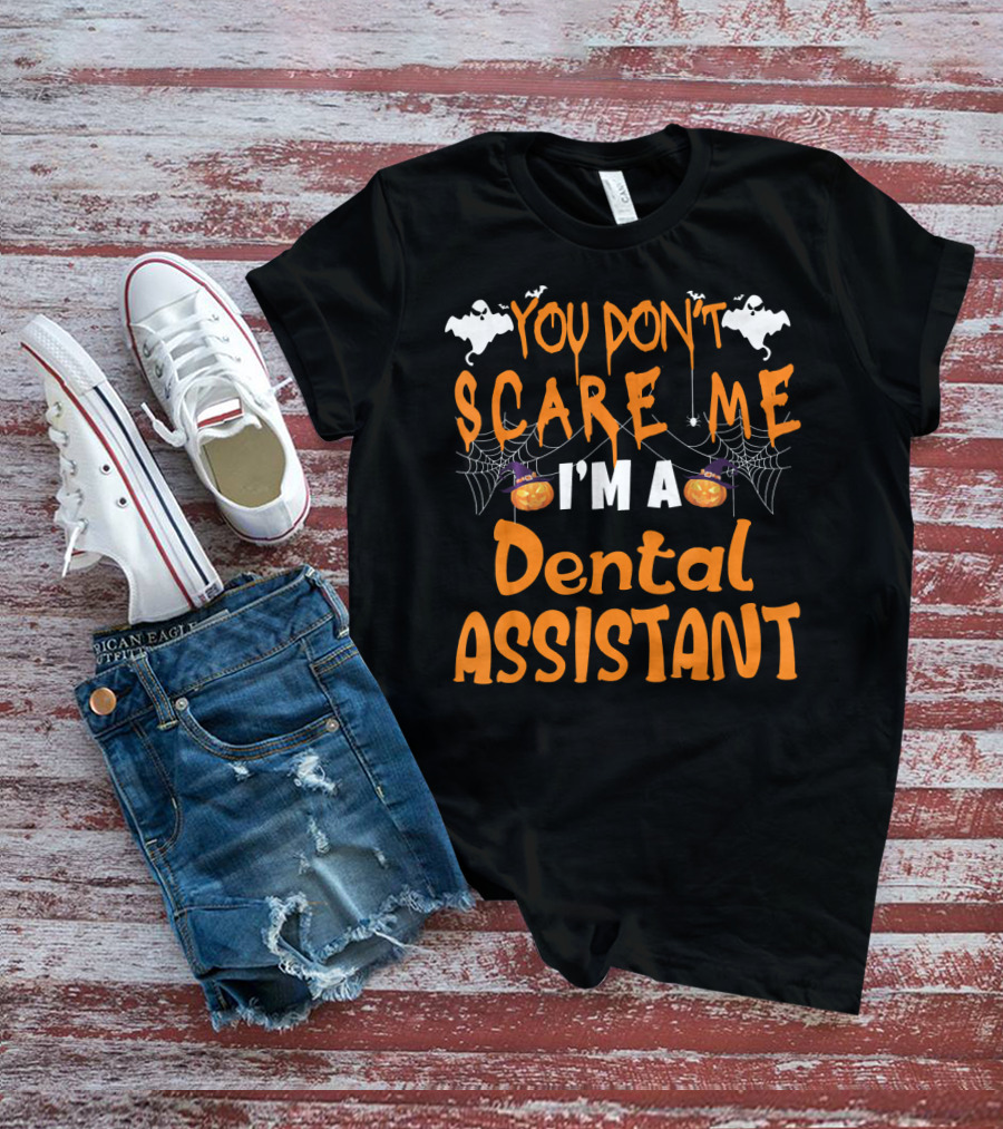 You Don't Scare Me I'm A Dental Assistant Halloween Bats And Pumpkins T-Shirt
