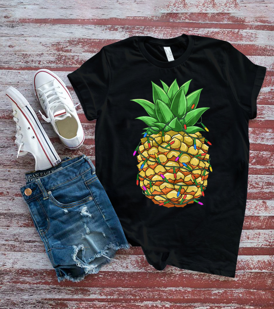 Pineapple Wrapped With Christmas String Lights Mele Hawaiian Holiday Fun T-Shirt