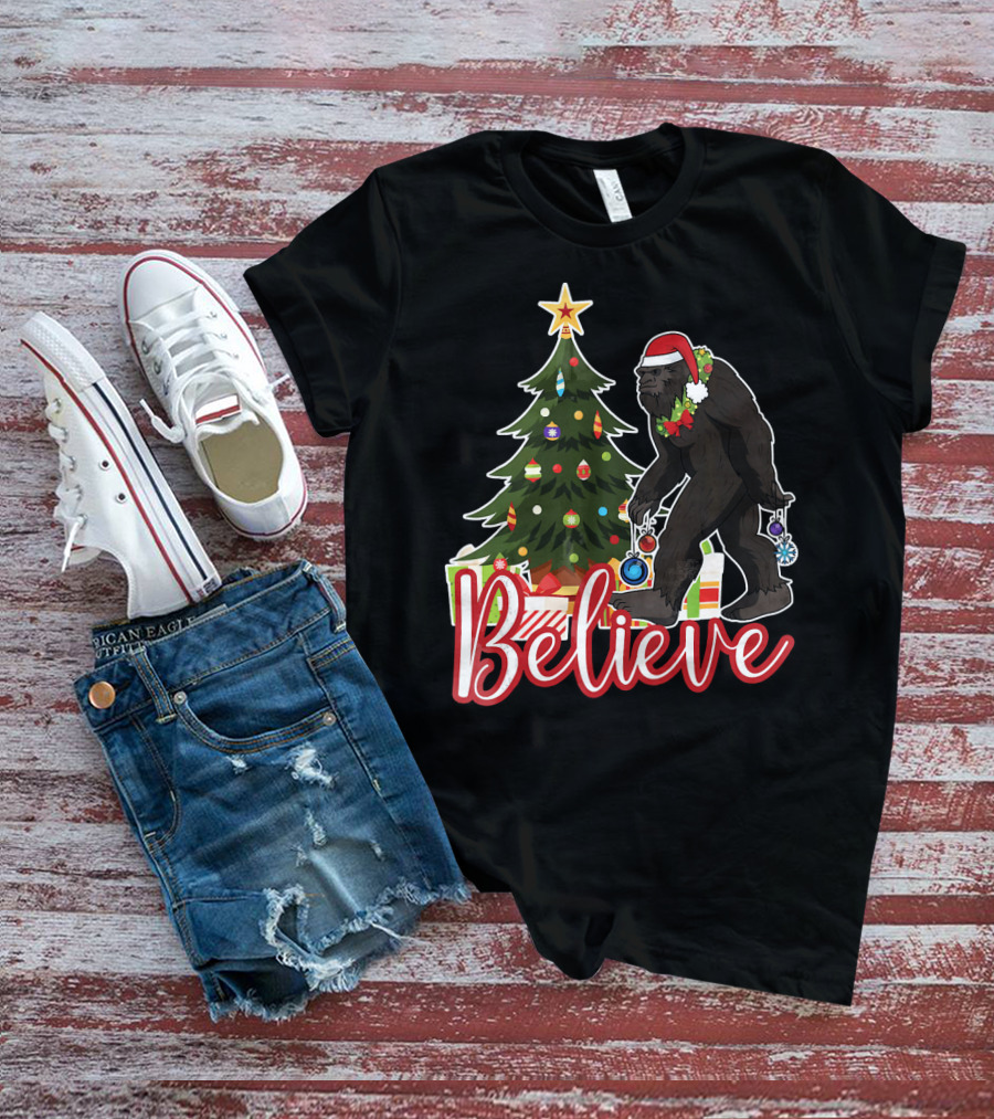 Believe Bigfoot Christmas Funny Holiday Scene T-Shirt