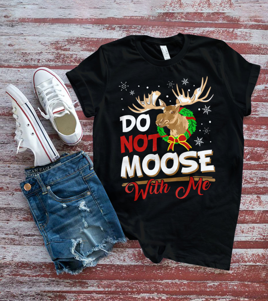 Do Not Moose With Me Funny Christmas Moose Wreath Snowflakes T-Shirt
