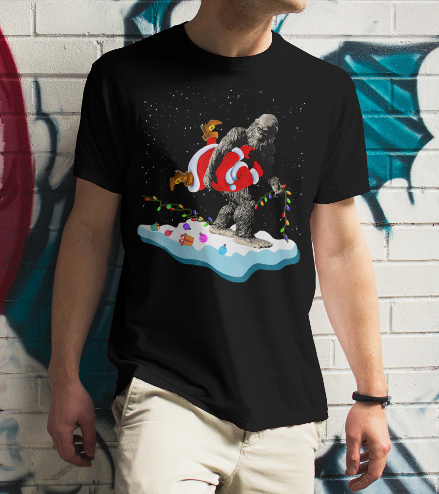 Bigfoot Abducts Santa On Christmas Eve T-Shirt