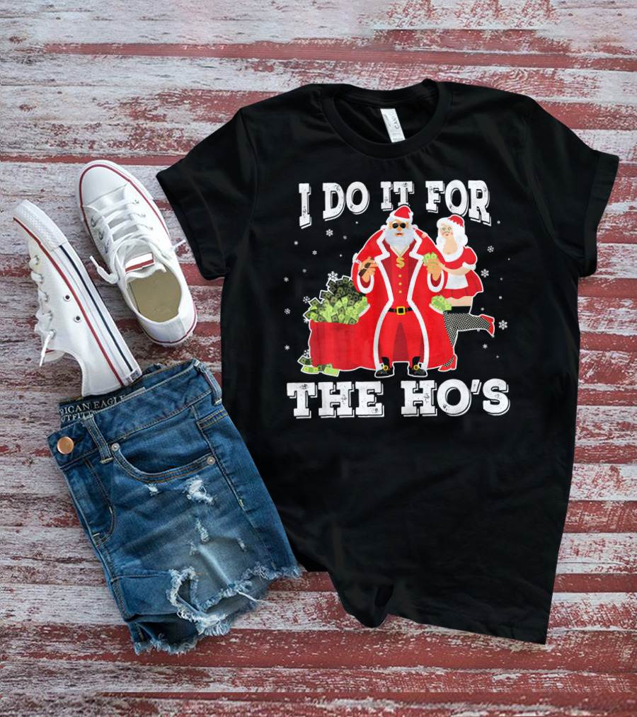 I Do It For The Ho's Santa With Money Bag And Mrs. Claus T-Shirt