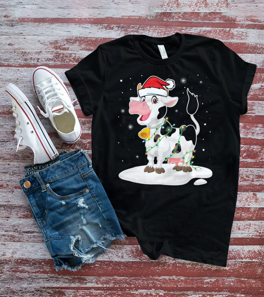 Lovely Cow Santa Xmas Lights On Snowy Tree Scene T-Shirt