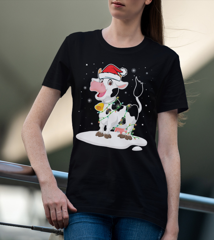 Lovely Cow Santa Xmas Lights On Snowy Tree Scene T-Shirt