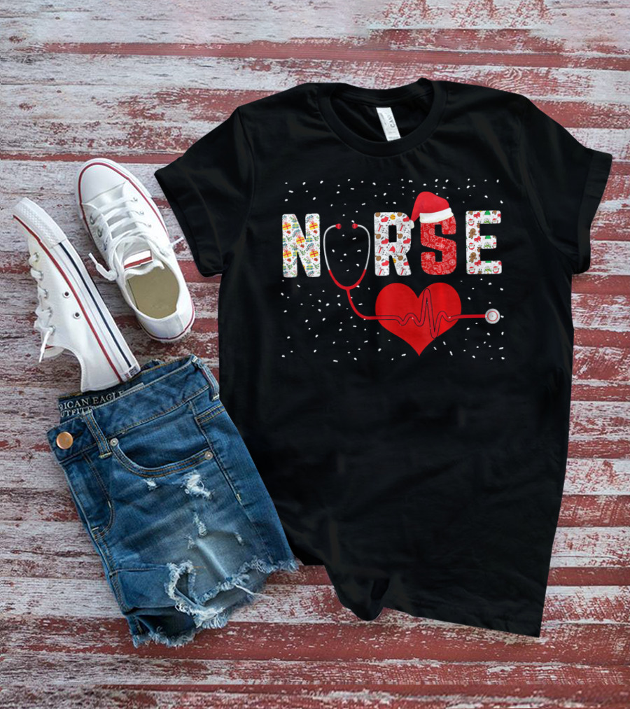Nurse Christmas Heart Stethoscope Snowflakes Santa Hat T-Shirt