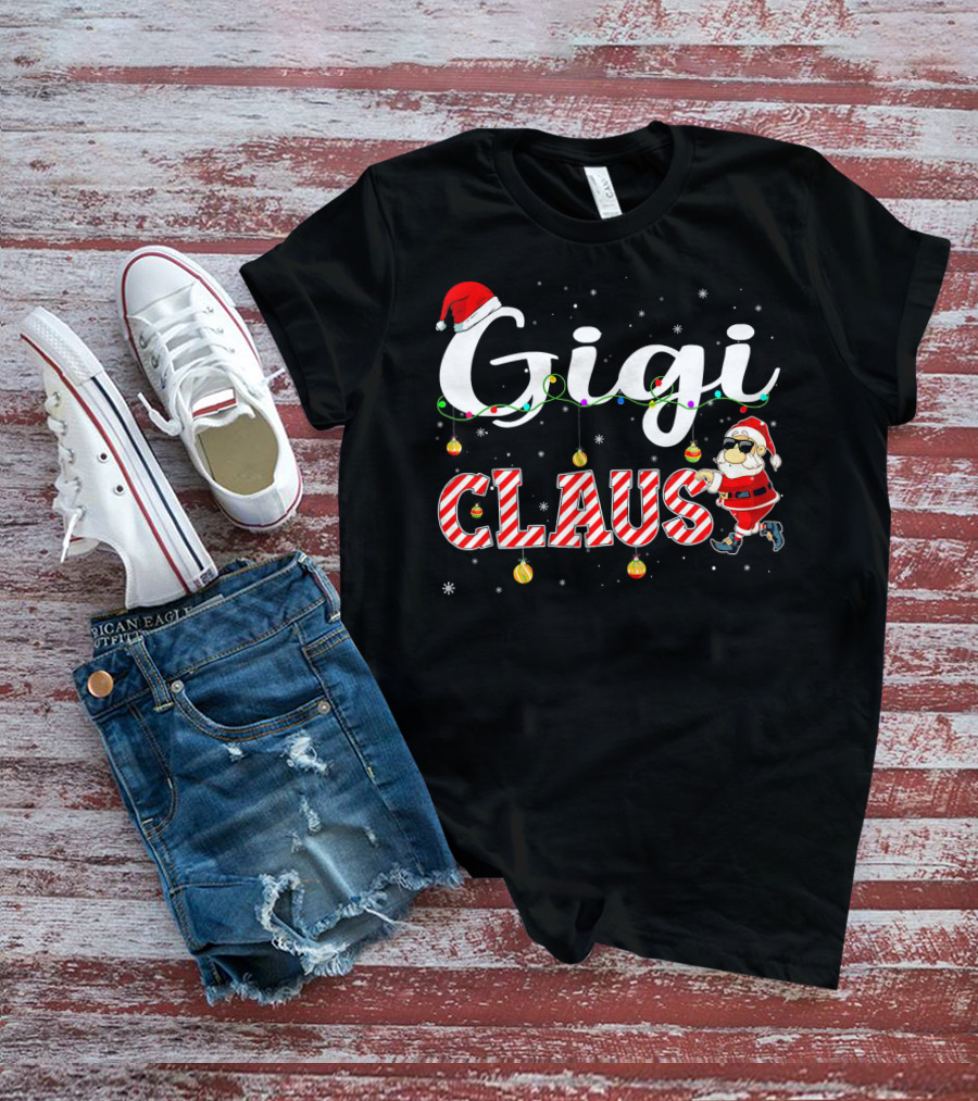 Gigi Claus Santa Hat Christmas Ornaments Snowflakes T-Shirt