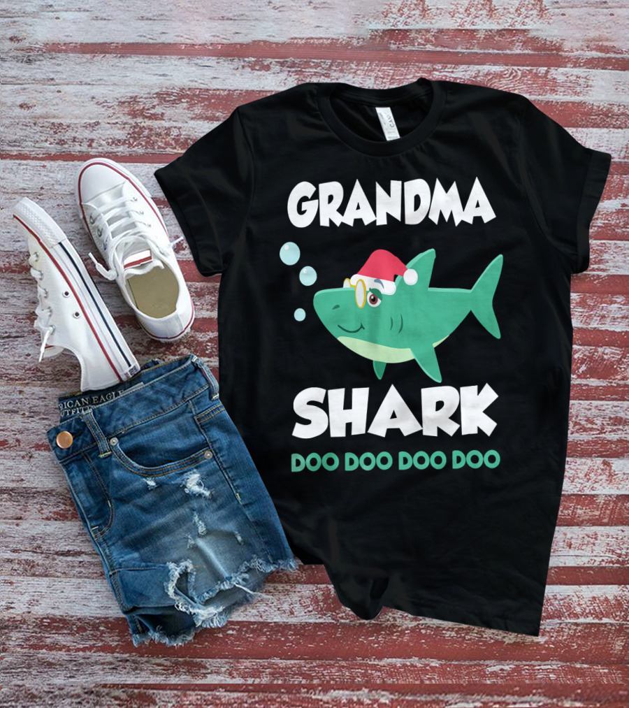 Grandma Shark Christmas Doo Doo Doo Doo Santa Hat T-Shirt