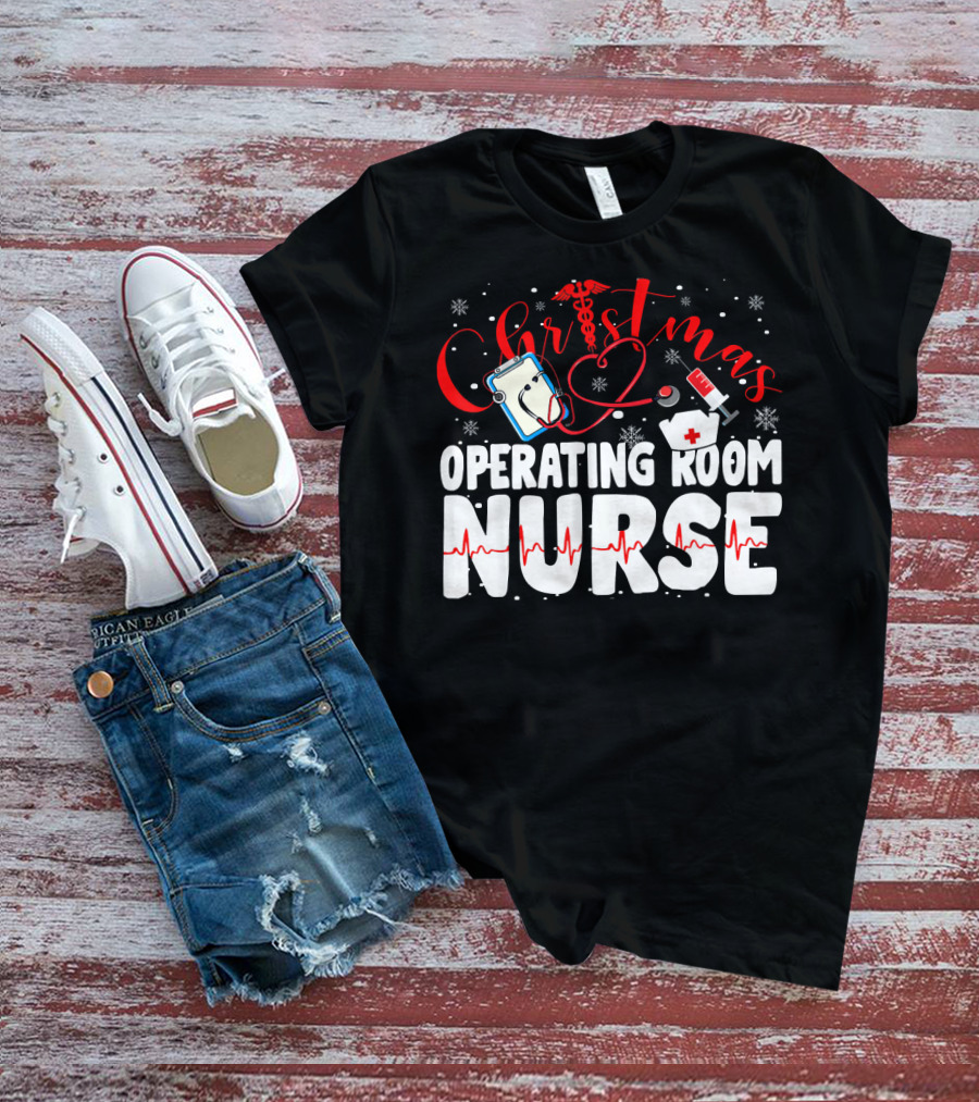 Christmas Operating Room Nurse Stethoscope Syringe Snowflakes T-Shirt