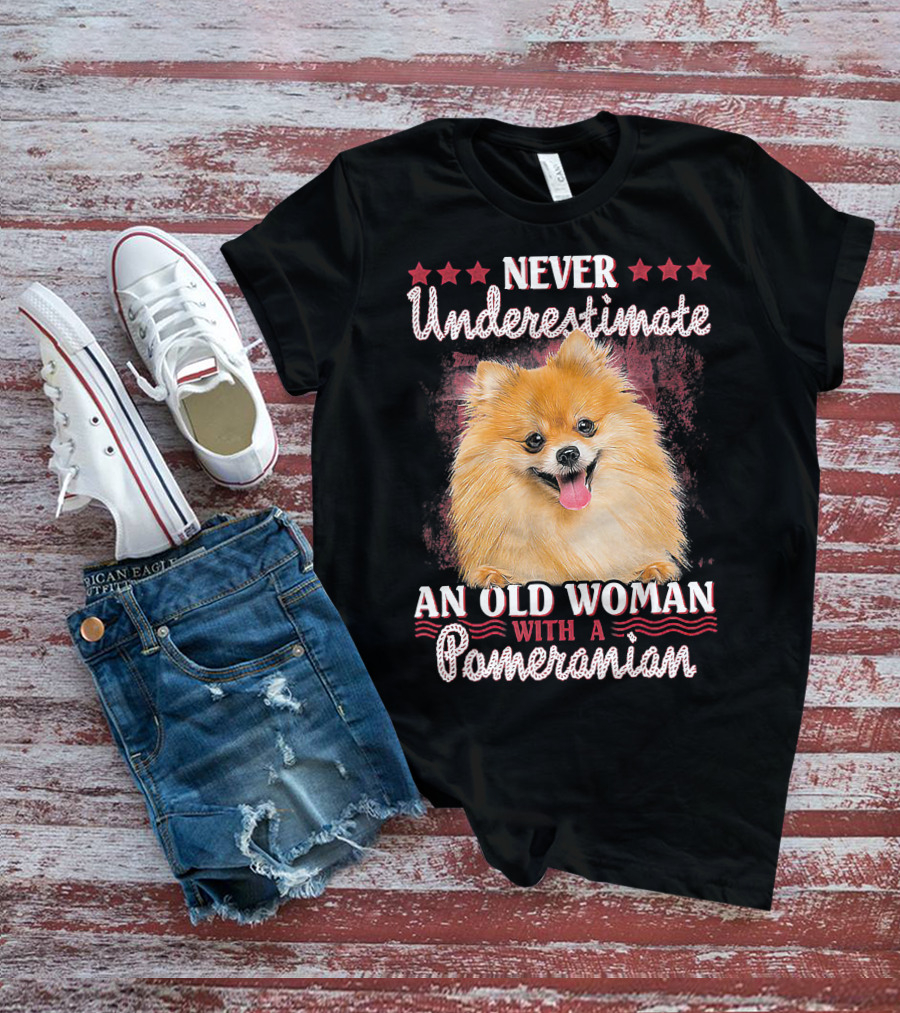 NEVER UNDERESTIMATE AN OLD WOMAN WITH A POMERANIAN T-Shirt