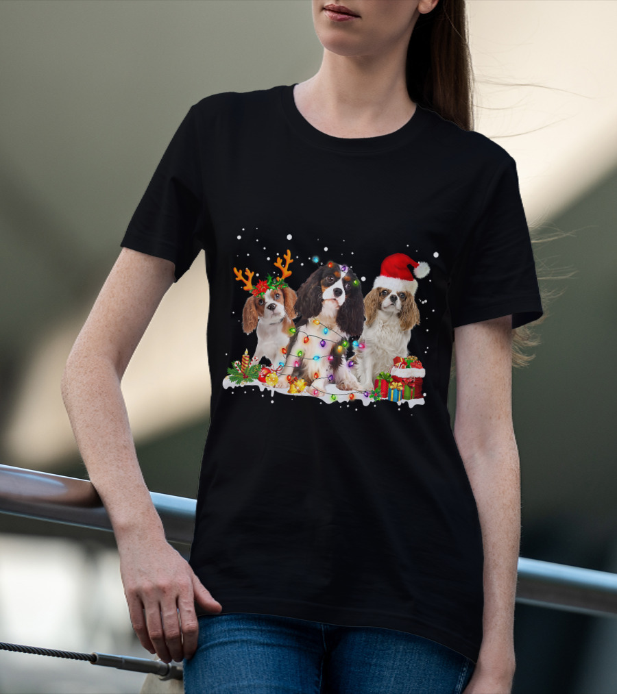 Cavalier King Charles Spaniel Festive Christmas Lights And Santa Hat Snow Scene T-Shirt