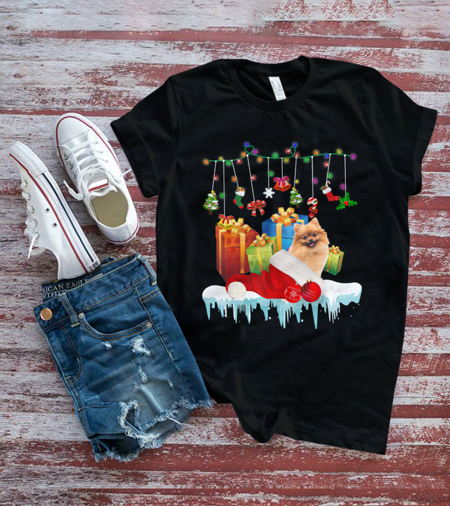 Pomeranian Santa Hat Surrounded By Christmas Gifts And Fairy Lights T-Shirt