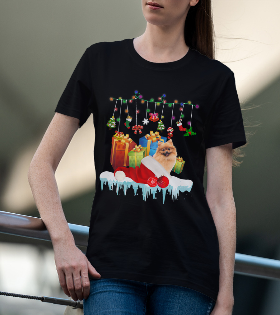 Pomeranian Santa Hat Surrounded By Christmas Gifts And Fairy Lights T-Shirt