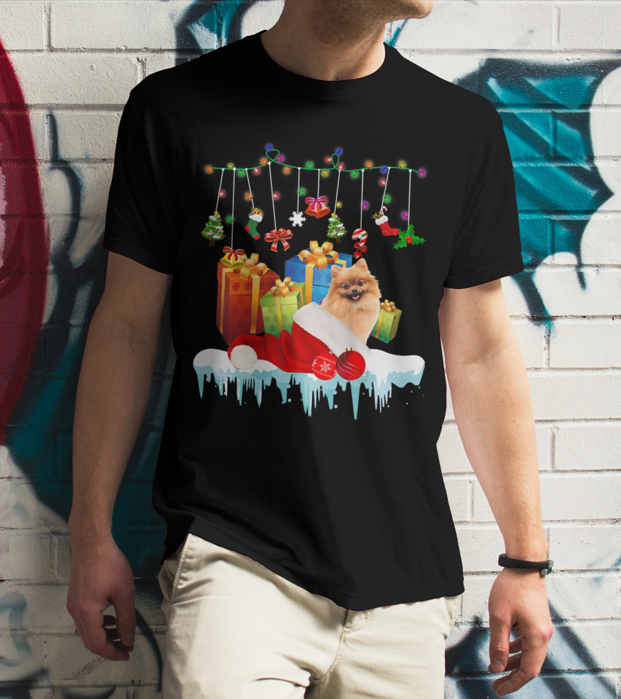 Pomeranian Santa Hat Surrounded By Christmas Gifts And Fairy Lights T-Shirt