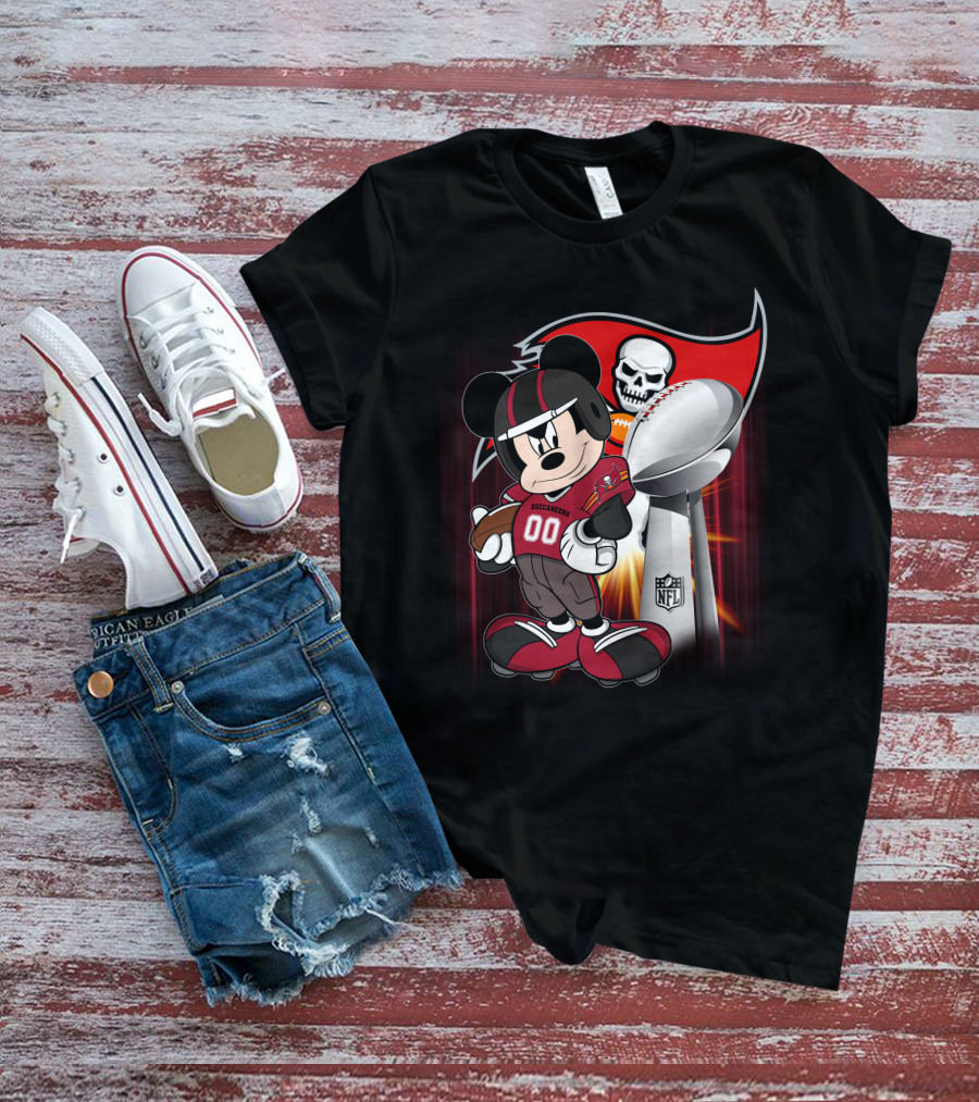Mickey Buccaneers Nfl Super Bowl Trophy Football Fan Character With Logo And Skull T-Shirt
